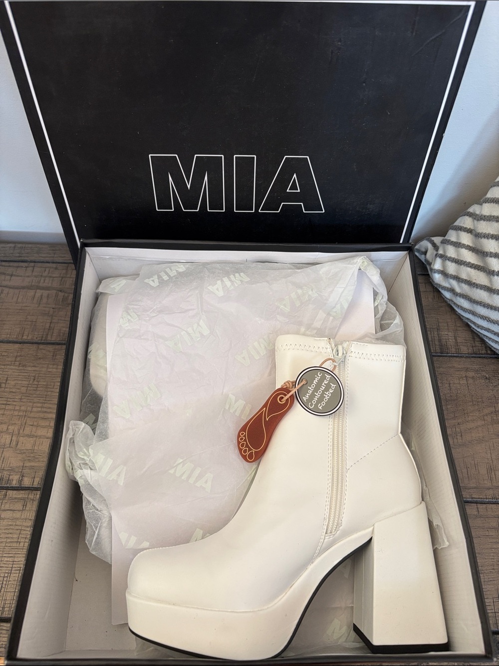 NWT MIA White Ilia Platform Chunky Heel Ankle Boots Size 6